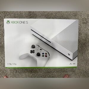 Xbox One S 1TB + 3 Wireless Controllers + Quick Charge Set